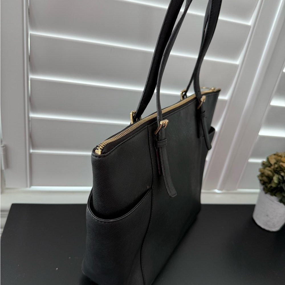 Michael Kors Jet set leather tote
Michael Kors - Picture 9 of 12